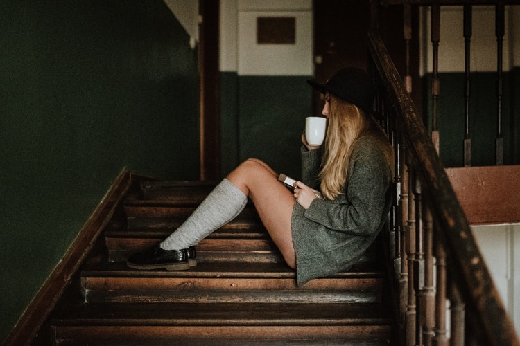 أفكار صور الخريف للإينستاجرام - فتاة ترتدي جوارب الجولف