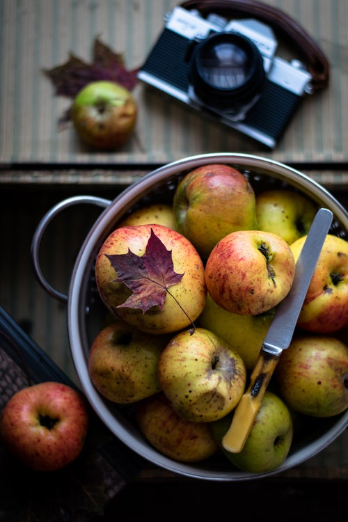 أفكار صور الخريف لـ Instagram - التفاح على الطاولة