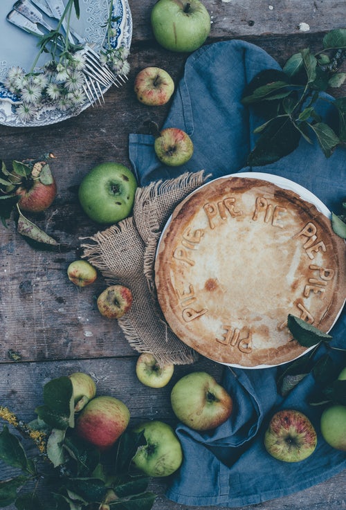 أفكار صور الخريف للإينستاجرام - تفاح فطيرة شارلوت