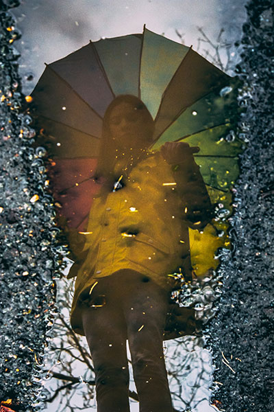 أفكار صور الخريف لـ Instagram - انعكاس في بركة مع مظلة