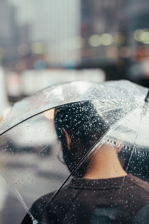 أفكار صور الخريف للإينستاجرام - مظلة في المطر