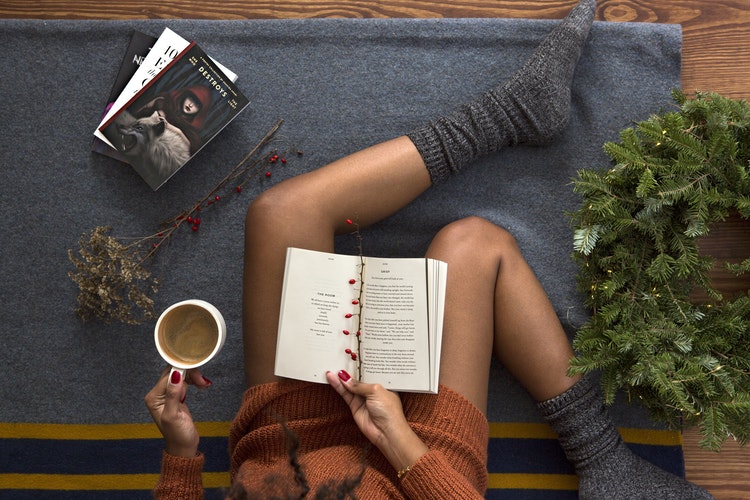 أفكار صور الخريف لـ Instagram - فتاة مع القهوة وكتاب