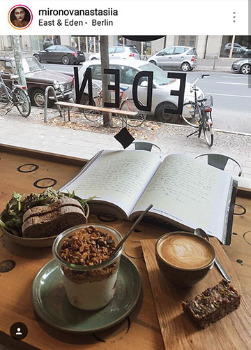 أفكار صور الخريف لـ Instagram - اقرأ كتابًا في مقهى