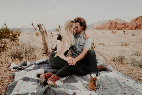 أفكار صور الخريف لـ Instagram - نزهة لزوجين من العشاق